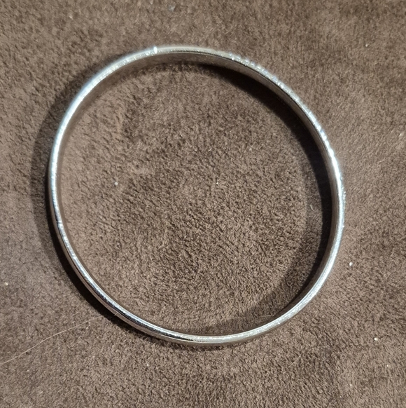 Elegant Floral W & D Silver tone Floral Bangle - Picture 4 of 9